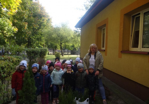Przedszkolaki z Tropicieli gotowi do sadzenia drzewek
